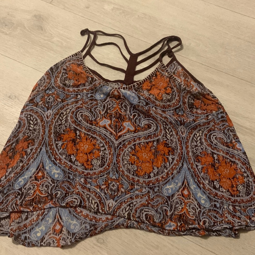 Shirt. Crop top. Flow fit